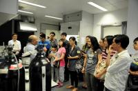 醫學院校友們於羅桂祥綜合生物醫學大樓內的中心實驗室內參觀